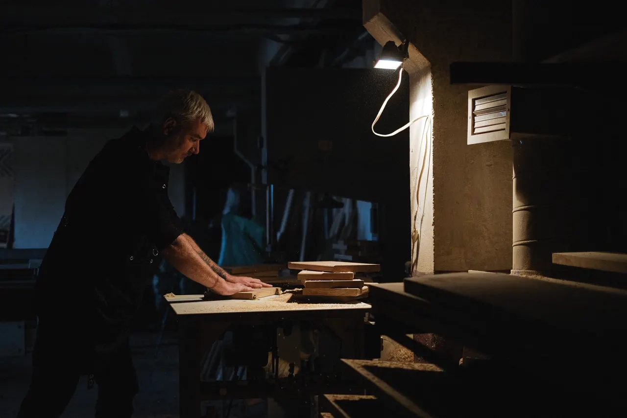 Vakman aan het werk in donker atelier